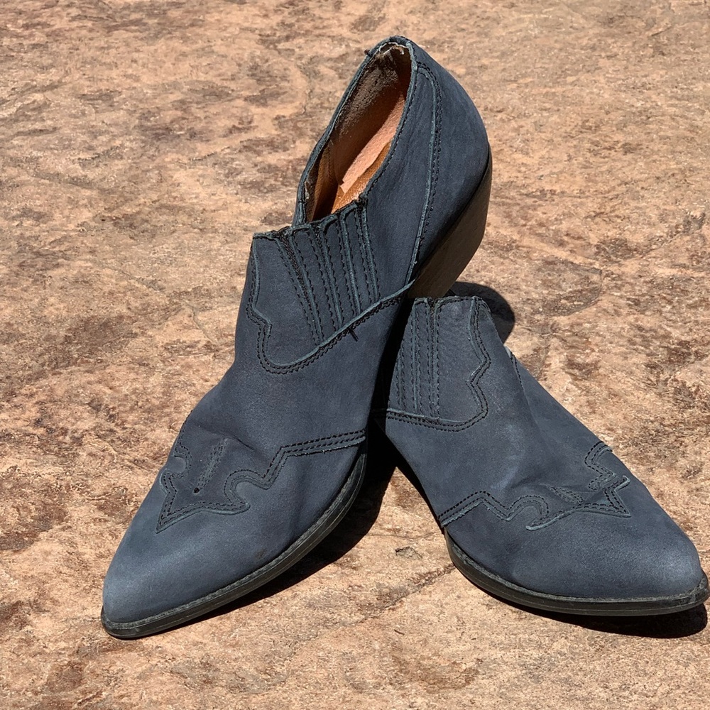 Vintage Nine West blue ankle boots.